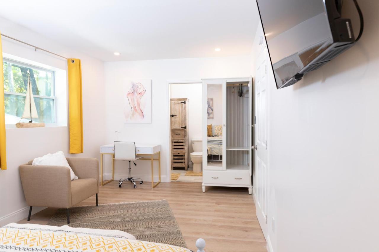 Beautiful Casita With King Bed And Private Patio Close To Calle 8, Mia Airport, Coral Gables ไมอามี ภายนอก รูปภาพ