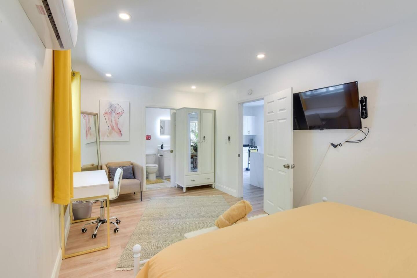 Beautiful Casita With King Bed And Private Patio Close To Calle 8, Mia Airport, Coral Gables ไมอามี ภายนอก รูปภาพ